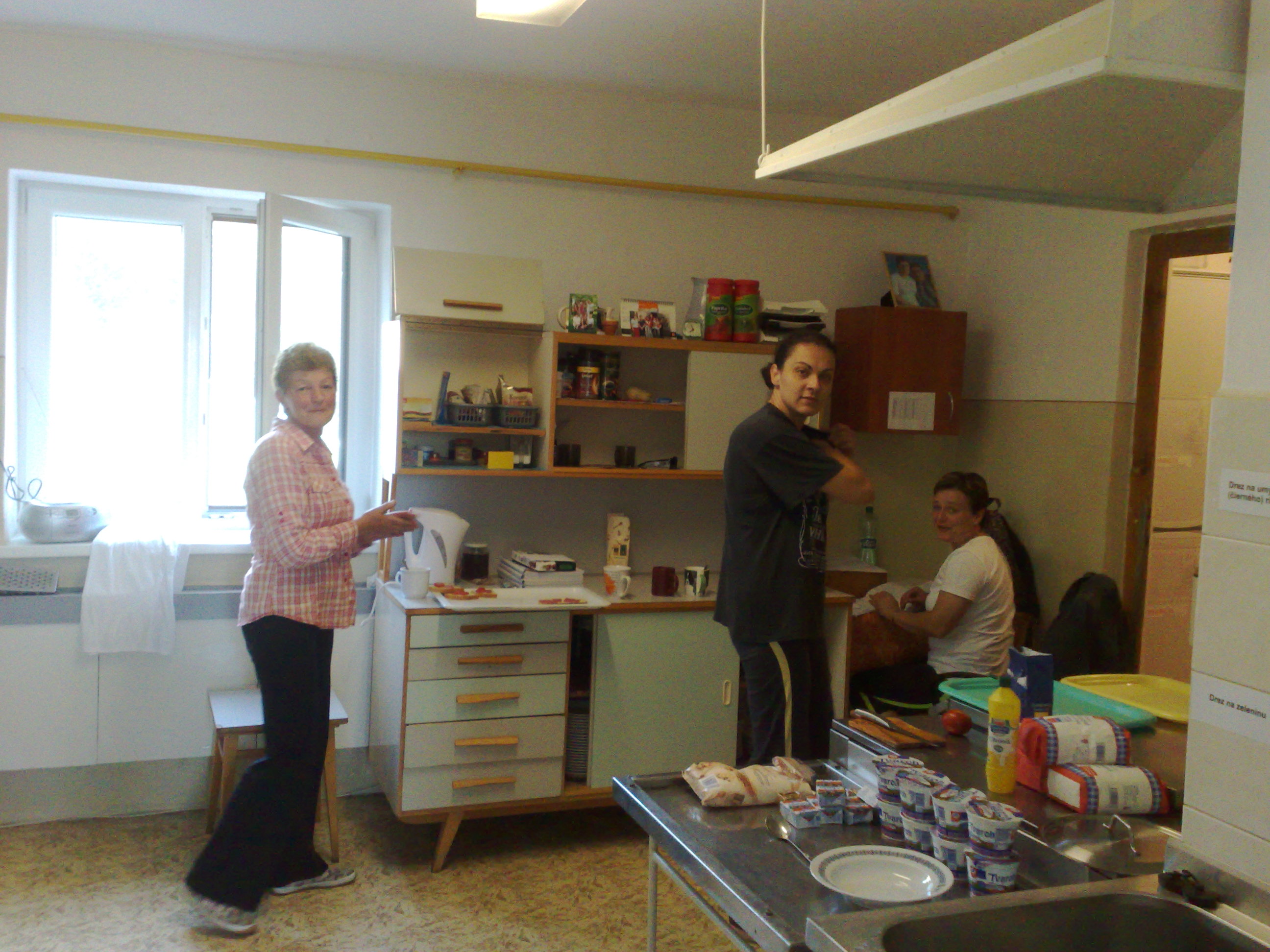 včielky v kuchyni ZŠ.jpg